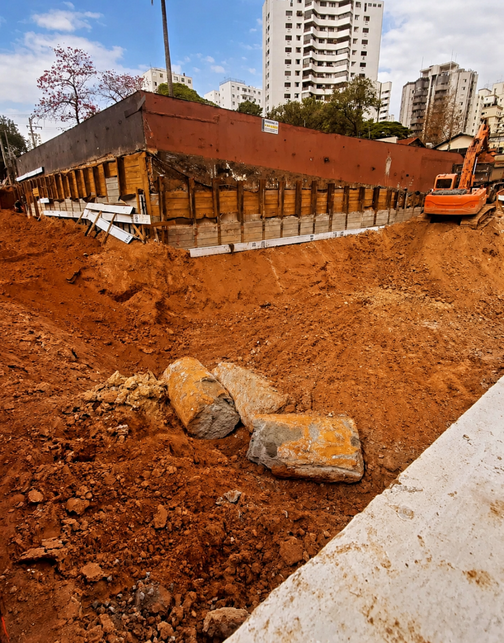 Escavação profunda com contenção de solo