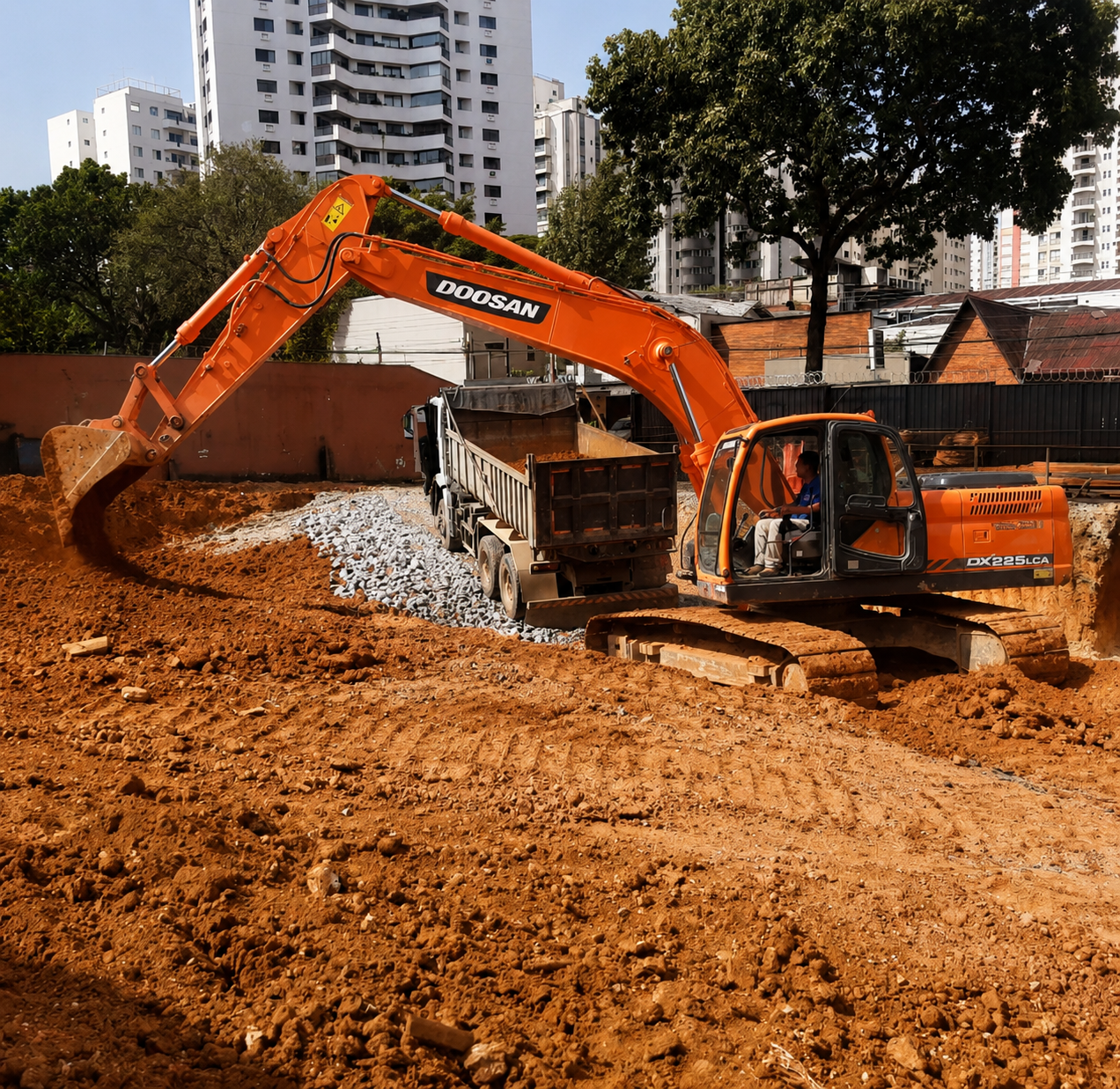 Escavadeira operando em solo de terra vermelha